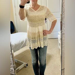 New Directions Peekaboo Top - Size SMALL - Cream, Taupe & Light Pink Rose